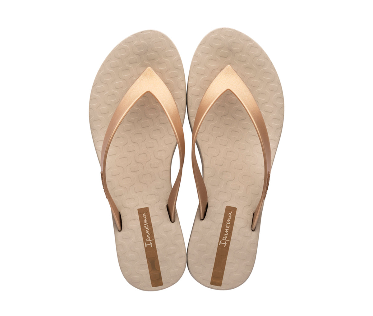 Angled view of a pair of beige Ipanema Selfie platform flip flops.