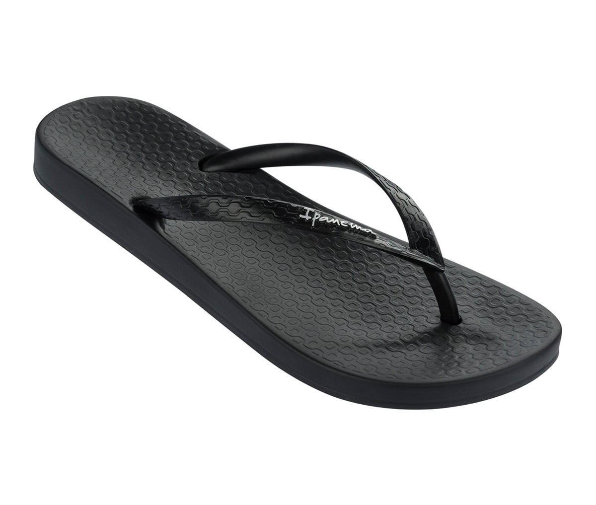 Angled view of a black Ipanema Ana Colors kids flip flop.