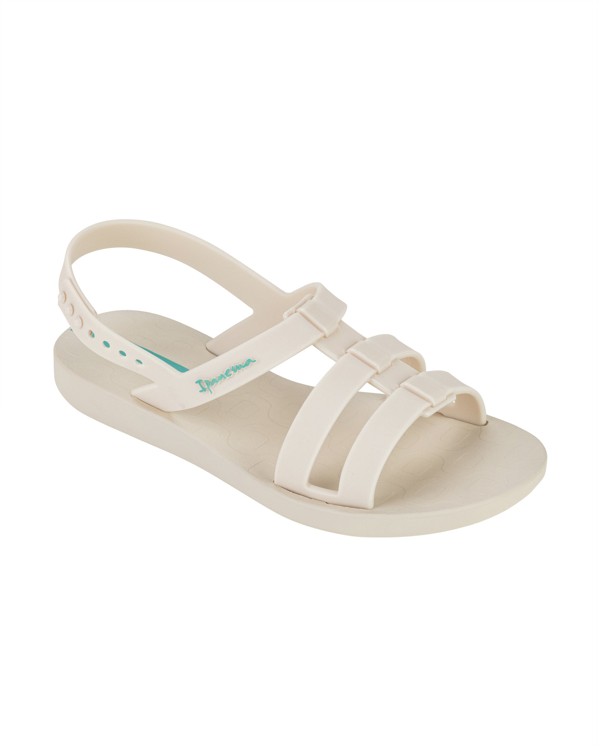 Angled view of a beige Ipanema Class Go women's sandal.