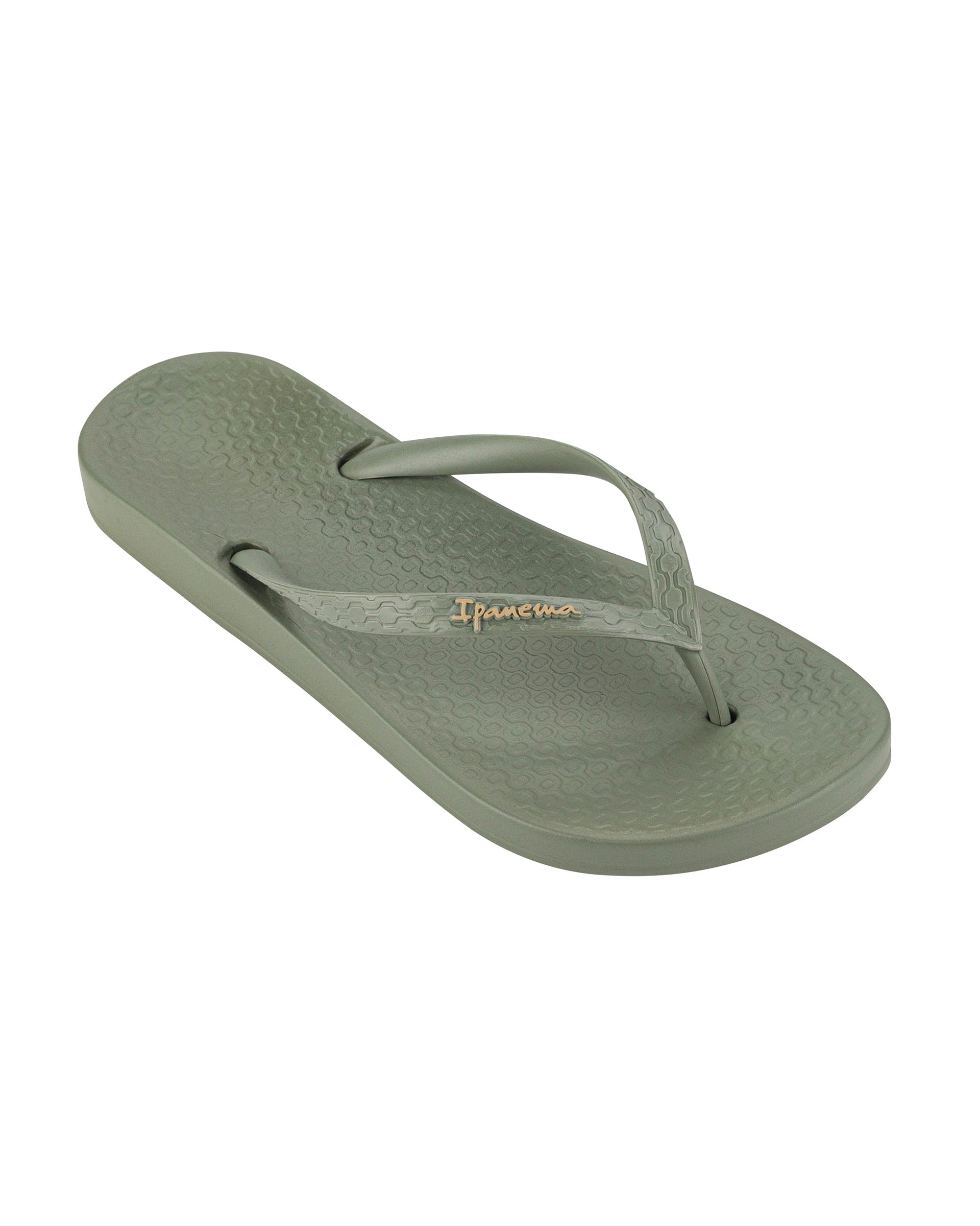 Angled view of a green Ipanema Ana Colors women's flip flop.