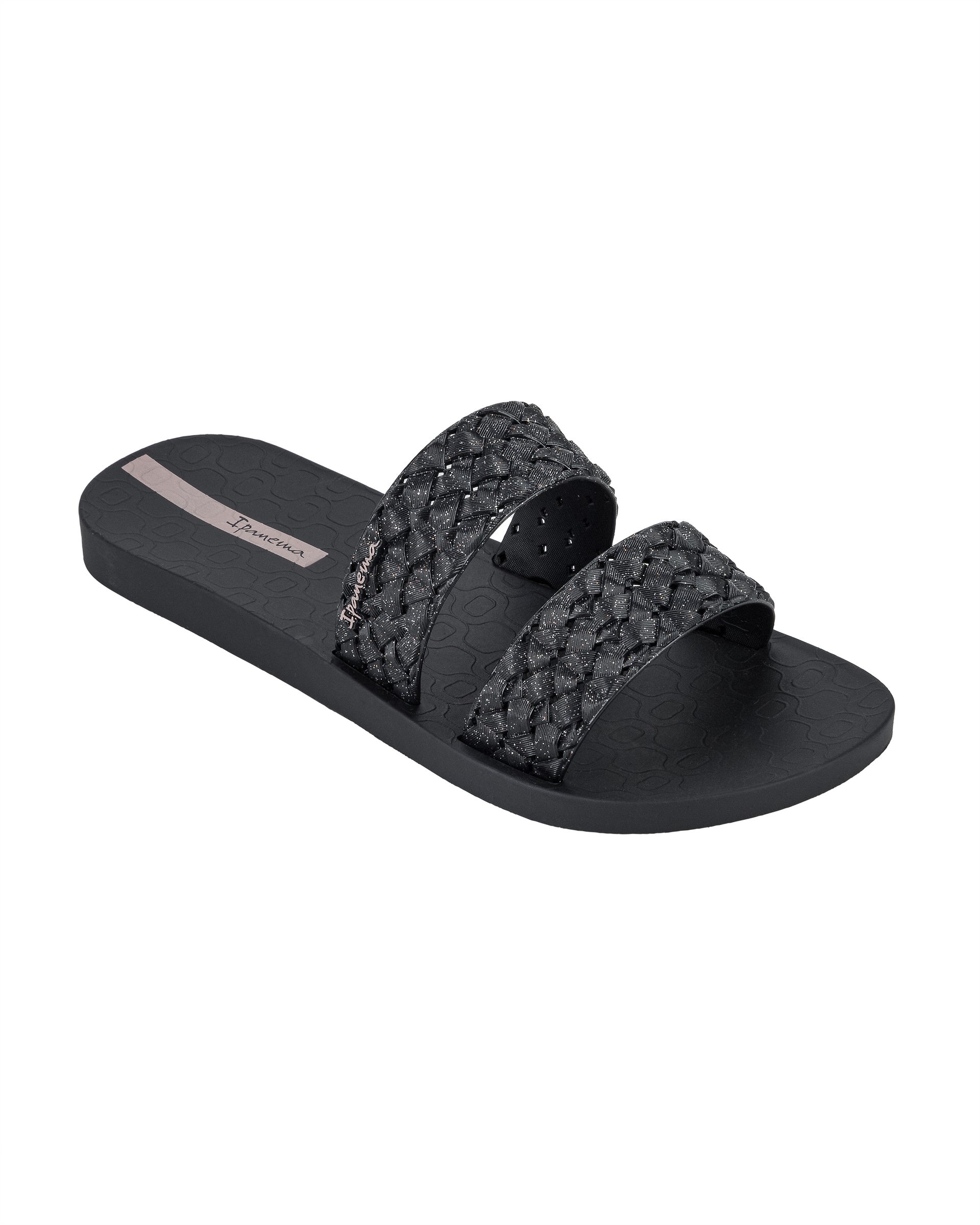 Angled view of a pink Ipanema Renda women's slide with braided pink glitter straps.