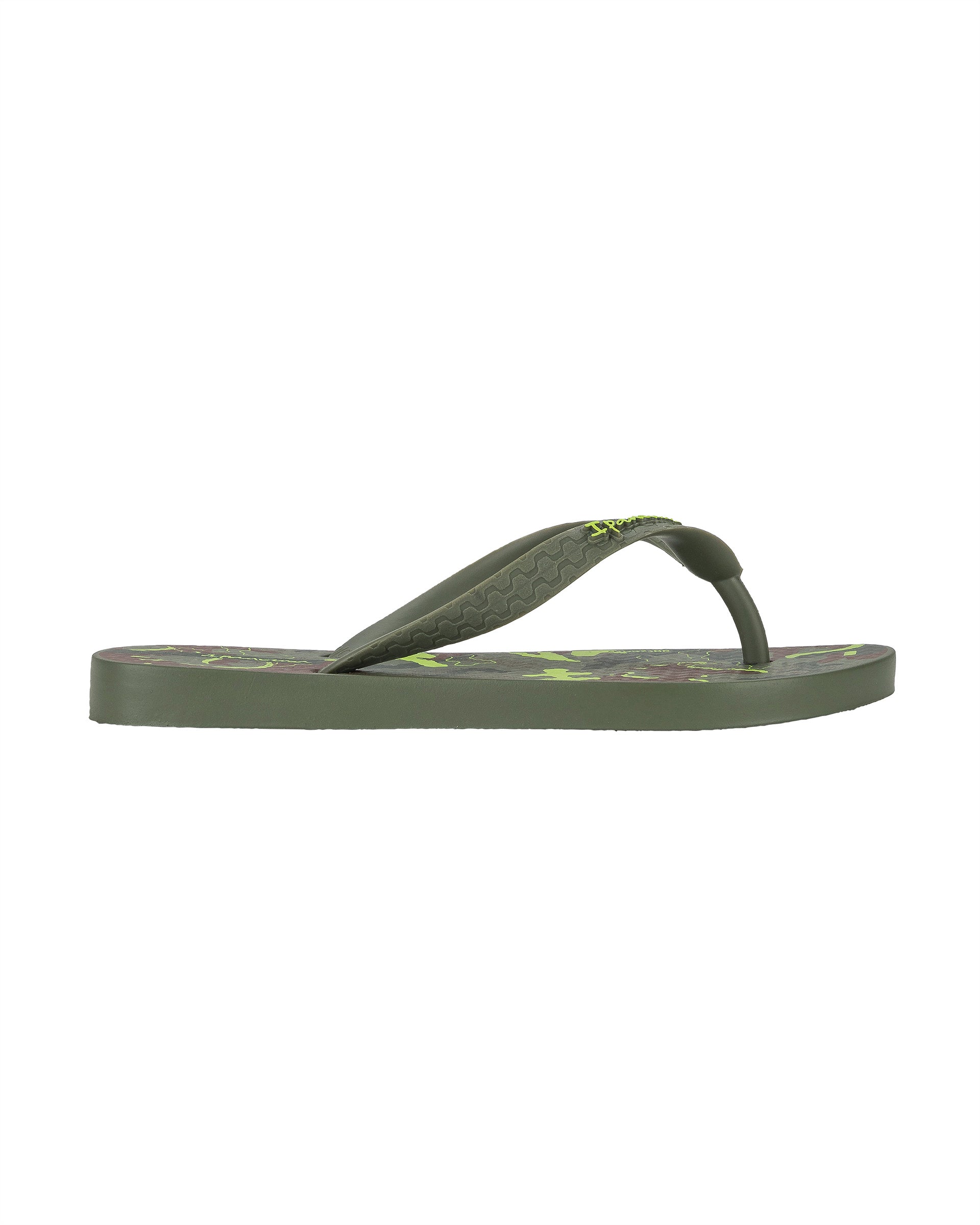 Outer side view of a green Ipanema Temas kids flip flop with camo print.