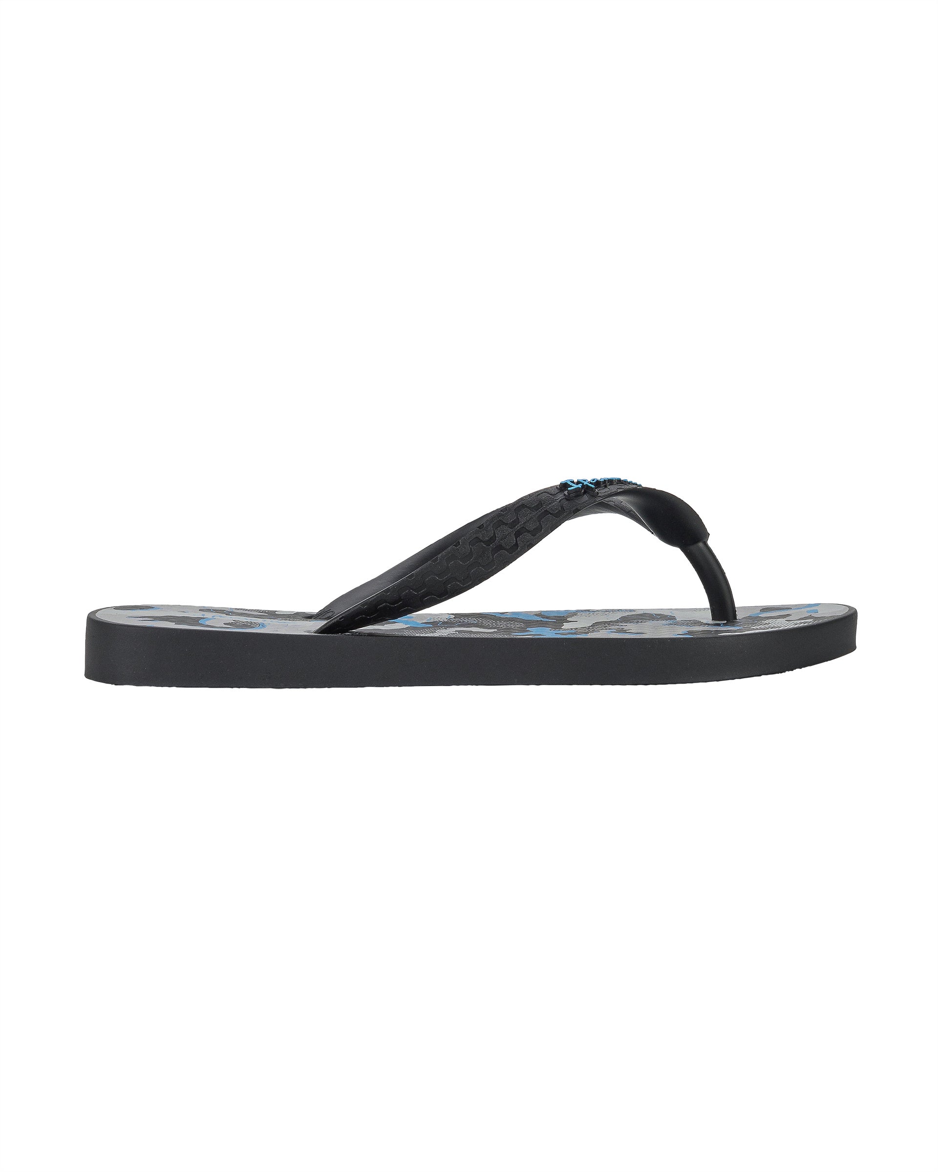Outer side view of a black Ipanema Temas kids flip flop with camo print.