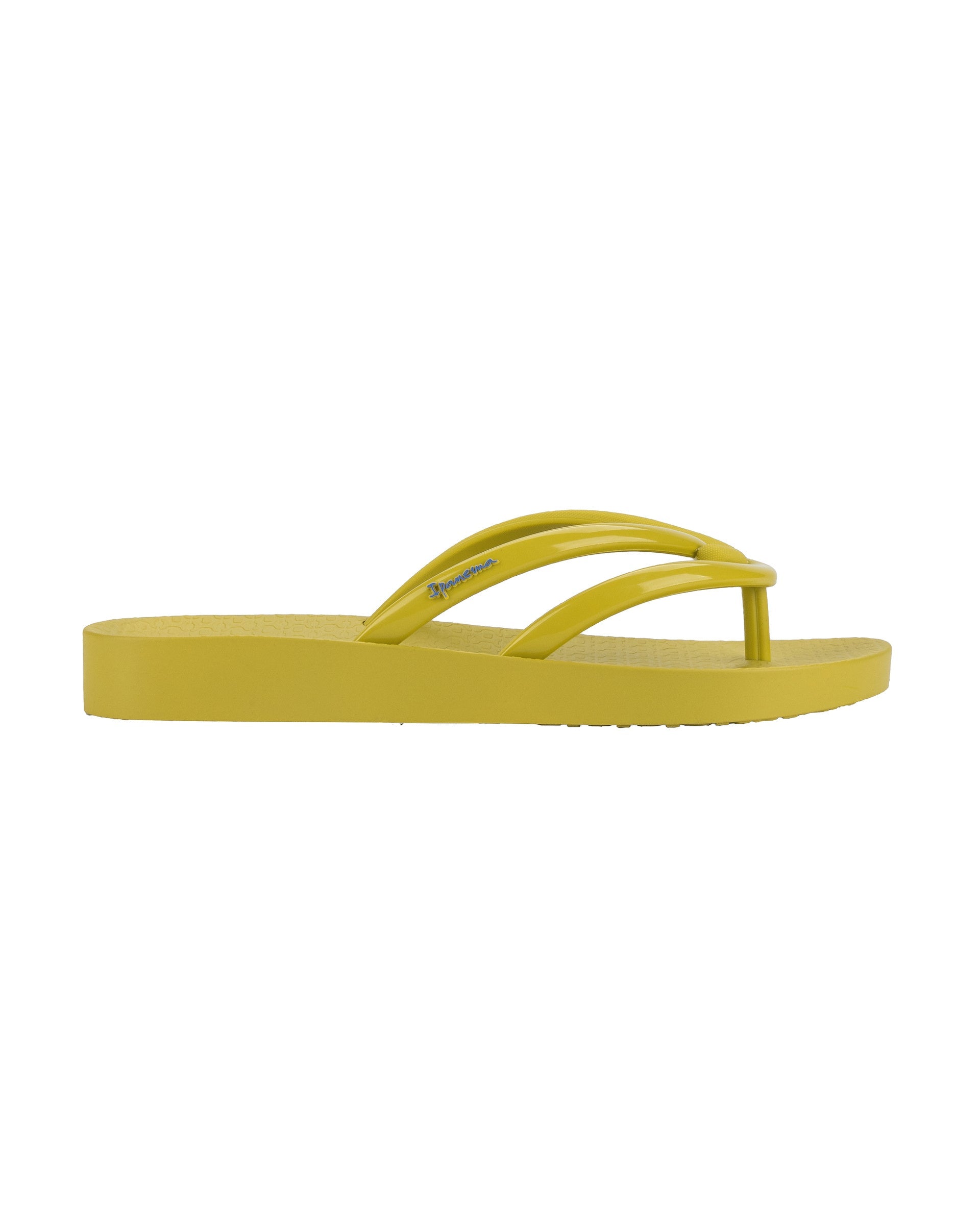 Outer side view of a green Ipanema Comfy women's flip flop.