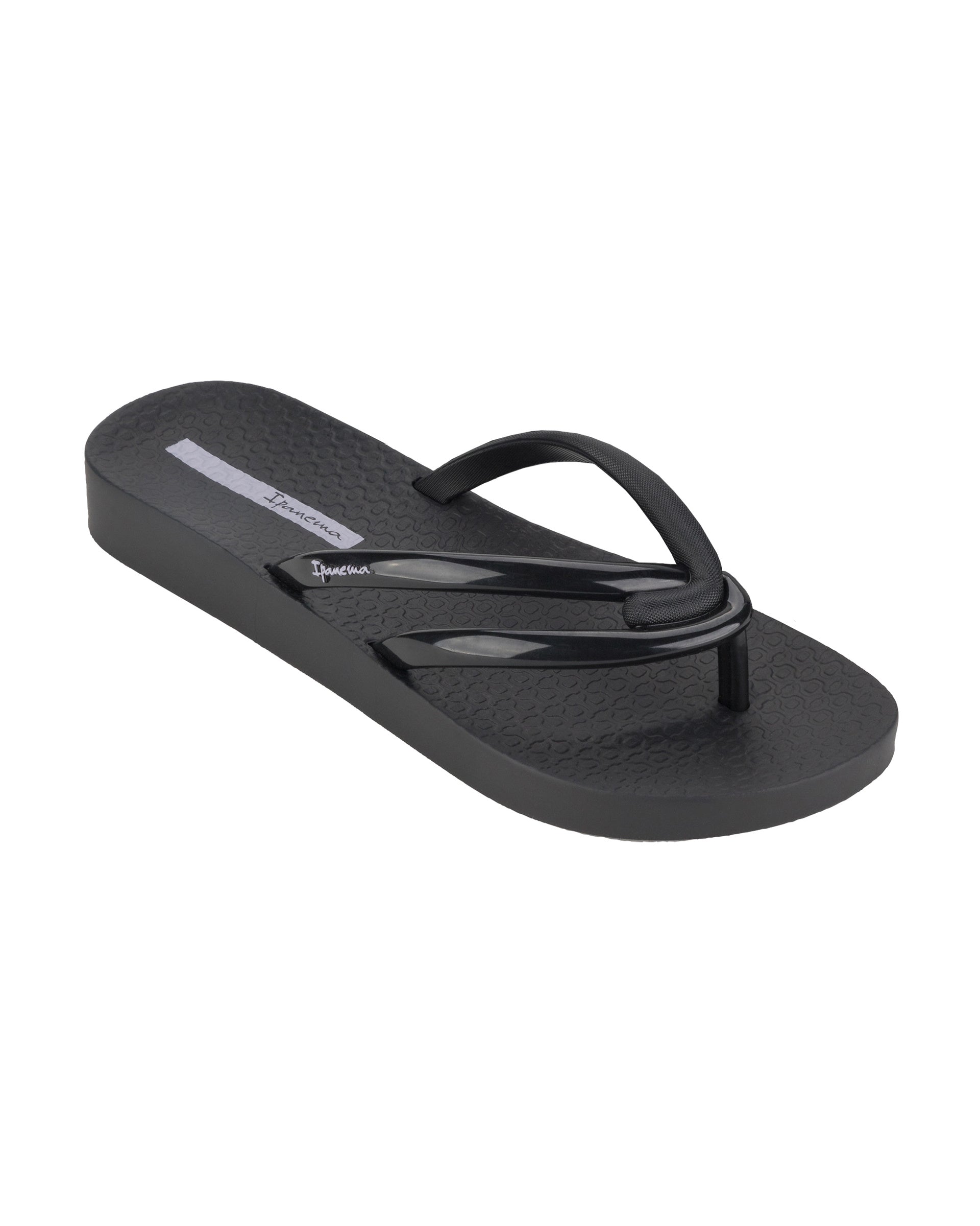 Angled view of a black Ipanema Comfy women's flip flop.